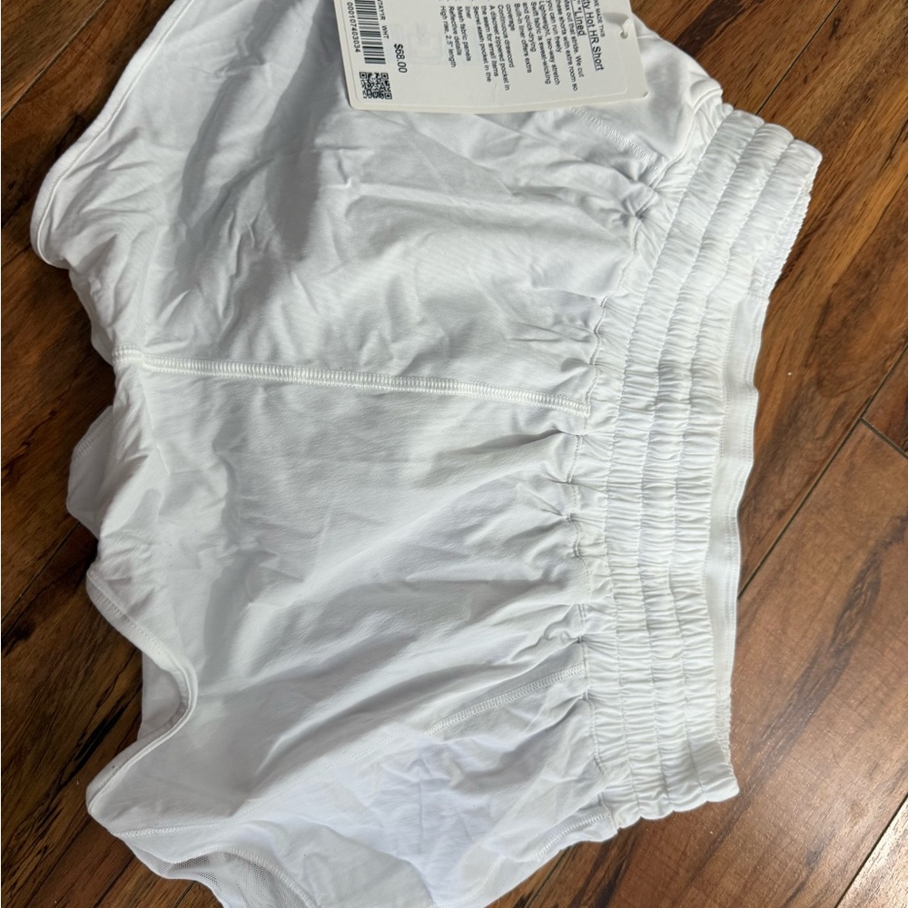 Lululemon Hotty Hot HR Short 2.5
NEVER WORN WITH TAGS